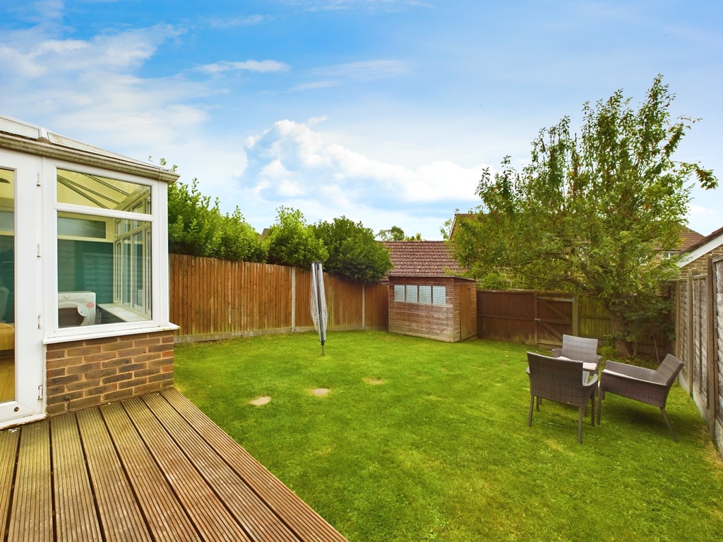 3 bed terraced house for sale in Cissbury Close, Horsham  - Property Image 10