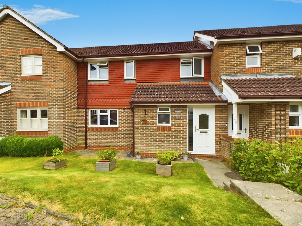 3 bed terraced house for sale in Cissbury Close, Horsham  - Property Image 1