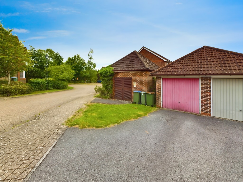 3 bed terraced house for sale in Cissbury Close, Horsham  - Property Image 9