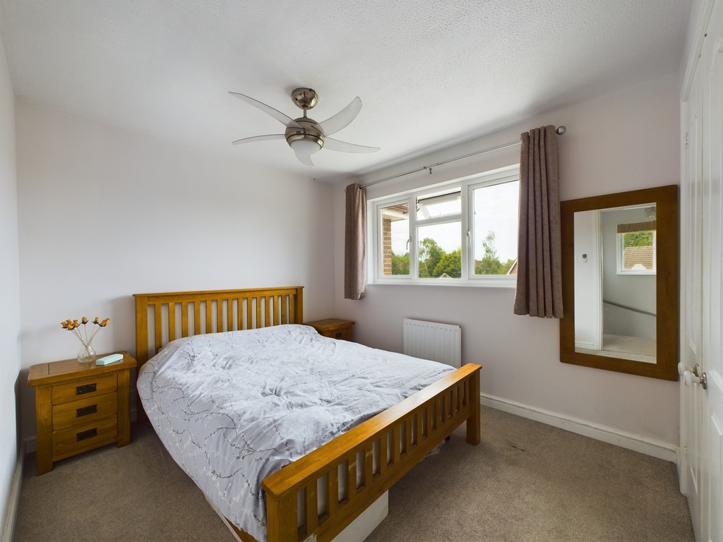 3 bed terraced house for sale in Cissbury Close, Horsham  - Property Image 7