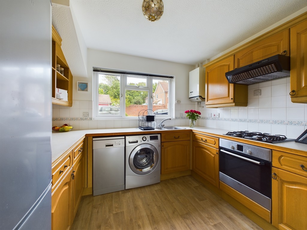 3 bed terraced house for sale in Cissbury Close, Horsham  - Property Image 12