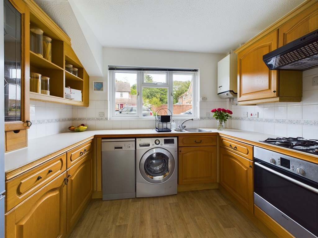 3 bed terraced house for sale in Cissbury Close, Horsham  - Property Image 3