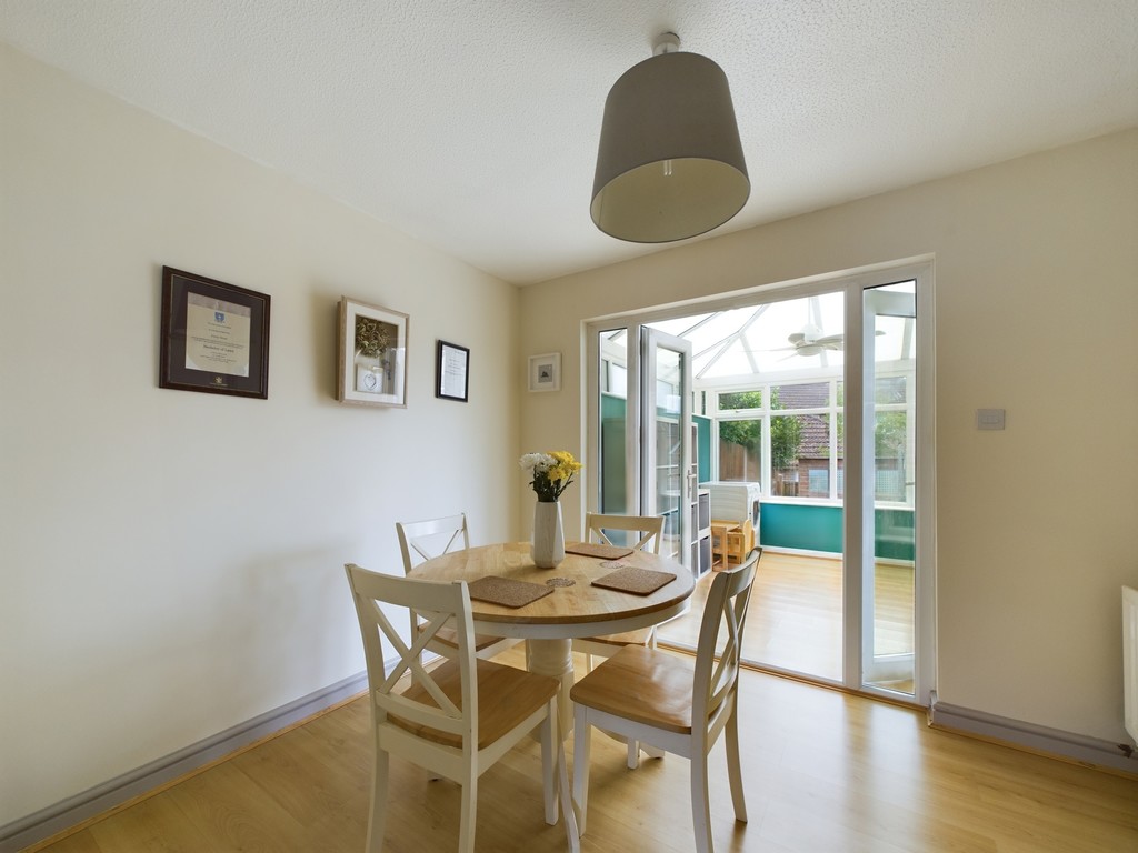 3 bed terraced house for sale in Cissbury Close, Horsham  - Property Image 4