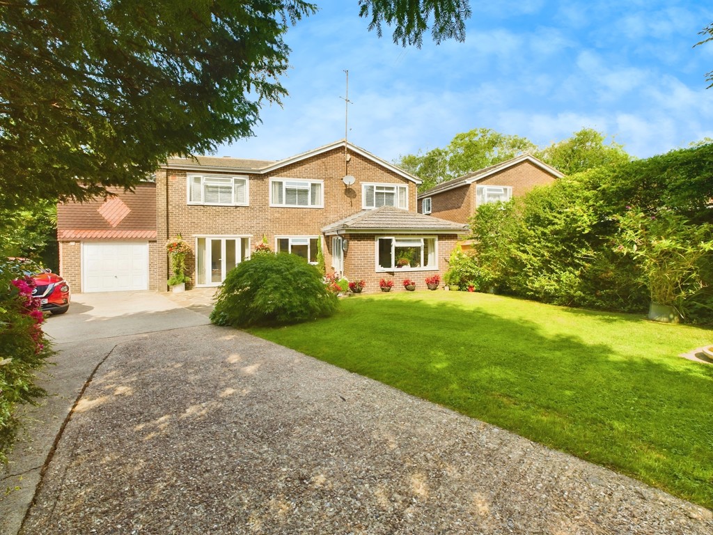 5 bed detached house for sale in Stirling Way, Horsham  - Property Image 1