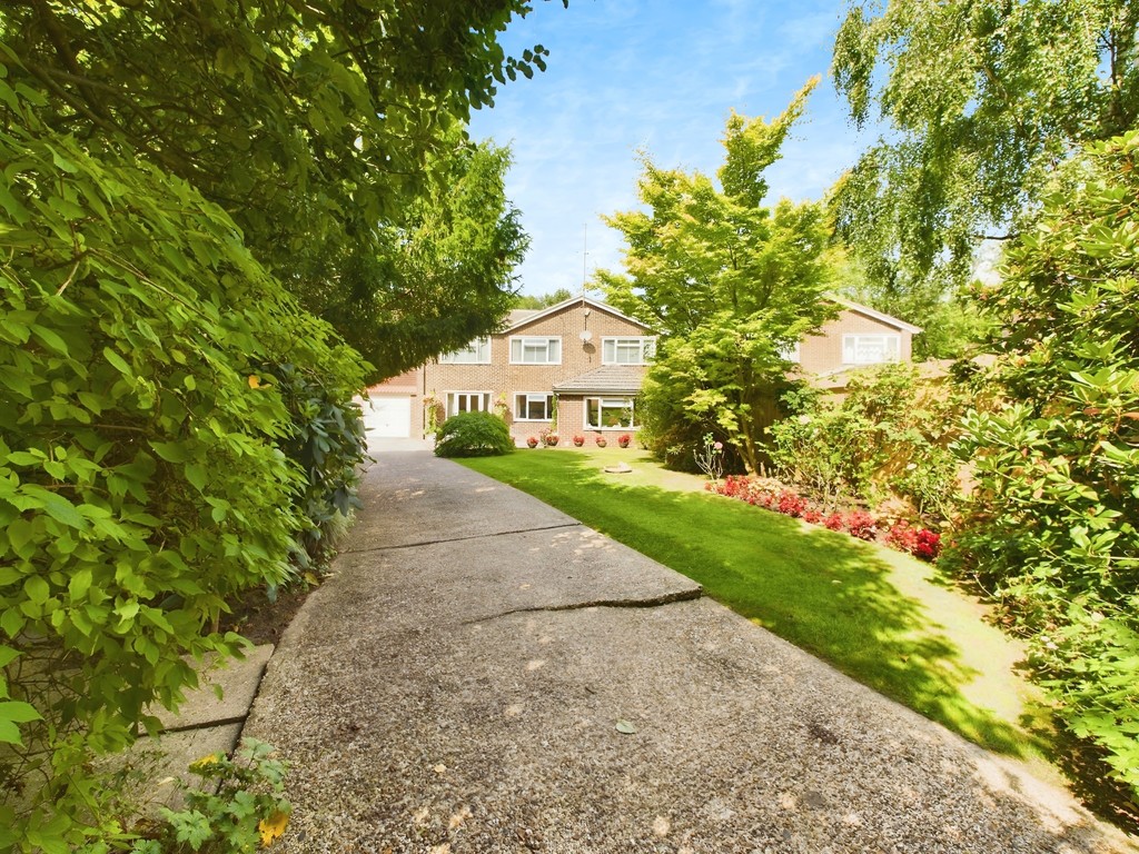 5 bed detached house for sale in Stirling Way, Horsham  - Property Image 11