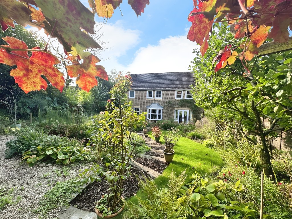 4 bed detached house for sale in Greenfinch Way, Horsham  - Property Image 10