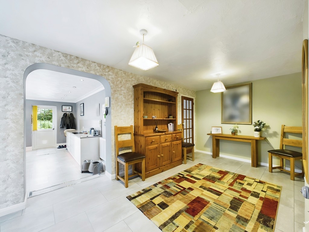 3 bed semi-detached house for sale in Highlands Road, Horsham  - Property Image 5