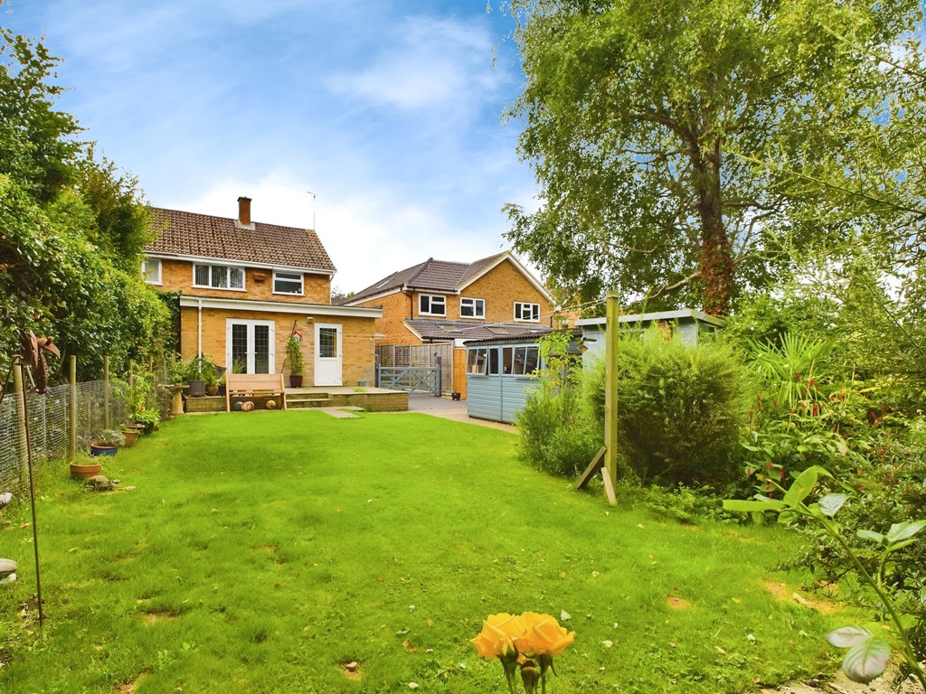 3 bed semi-detached house for sale in Highlands Road, Horsham  - Property Image 9