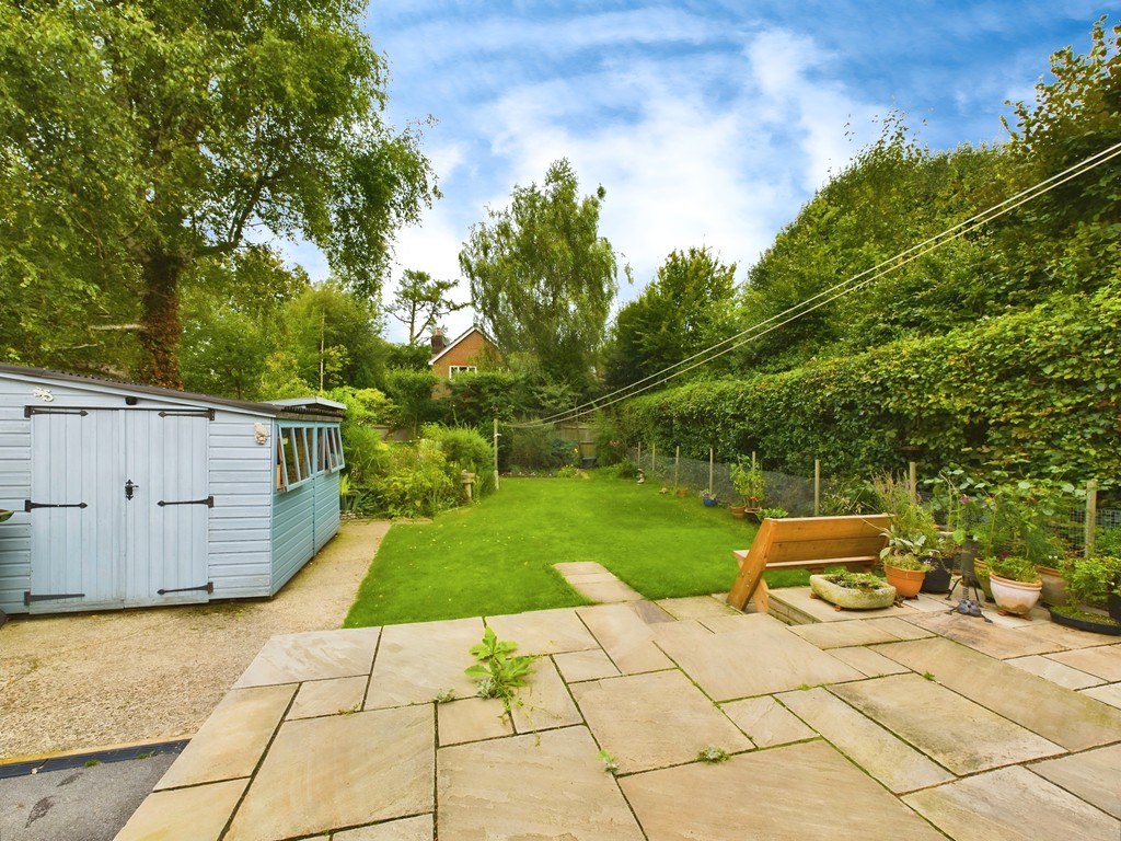 3 bed semi-detached house for sale in Highlands Road, Horsham  - Property Image 10