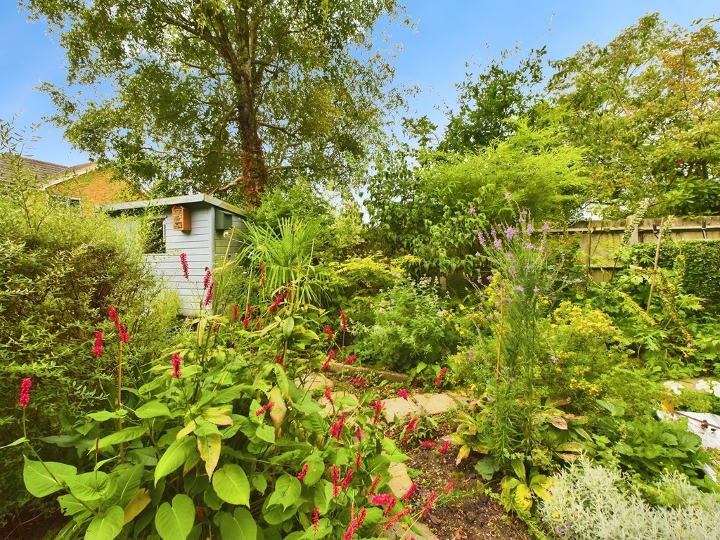 3 bed semi-detached house for sale in Highlands Road, Horsham  - Property Image 17