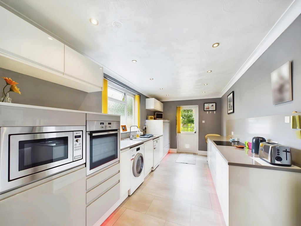 3 bed semi-detached house for sale in Highlands Road, Horsham  - Property Image 3