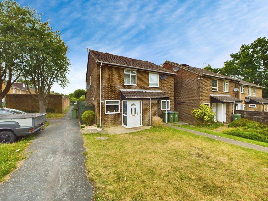 2 bed semi-detached house for sale in Drake Close, Horsham  - Property Image 9