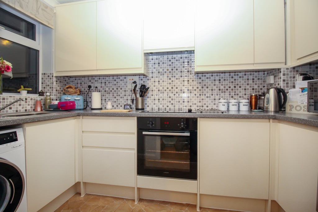 2 bed semi-detached house for sale in Drake Close, Horsham  - Property Image 2