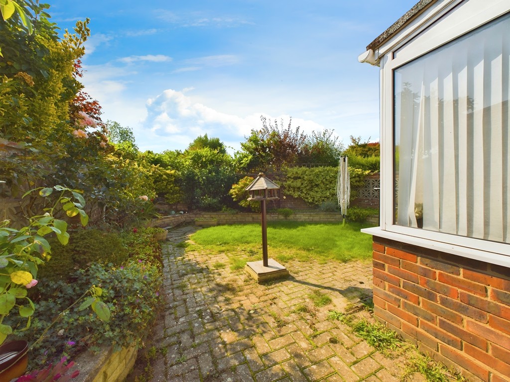 3 bed semi-detached bungalow for sale in Highlands Avenue, Horsham  - Property Image 5