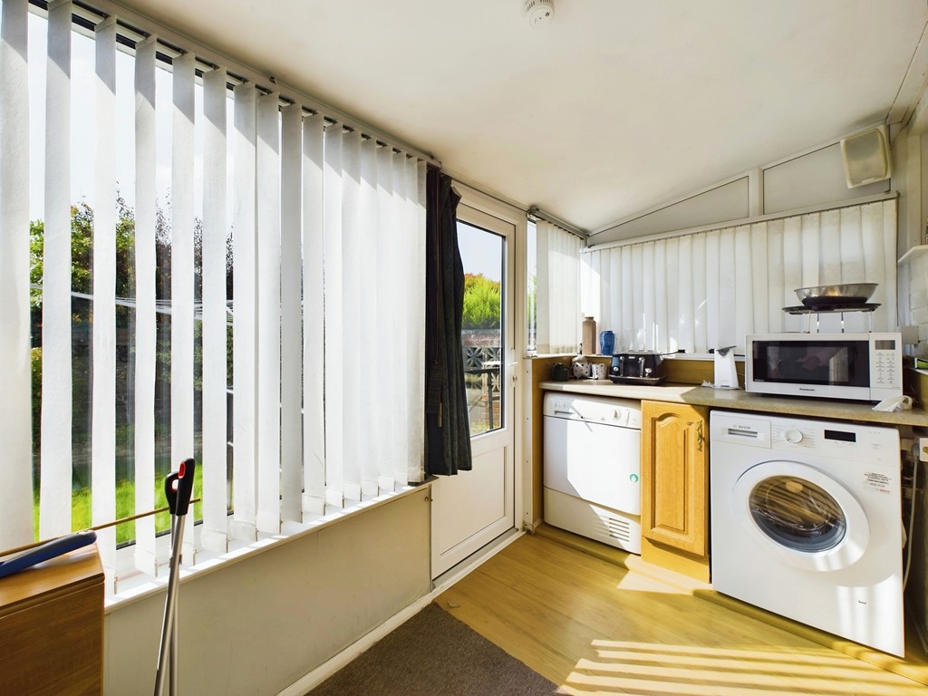 3 bed semi-detached bungalow for sale in Highlands Avenue, Horsham  - Property Image 4