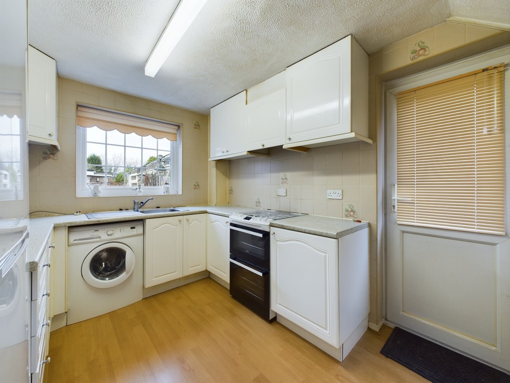 3 bed semi-detached house for sale in Broadwood Close, Horsham  - Property Image 3