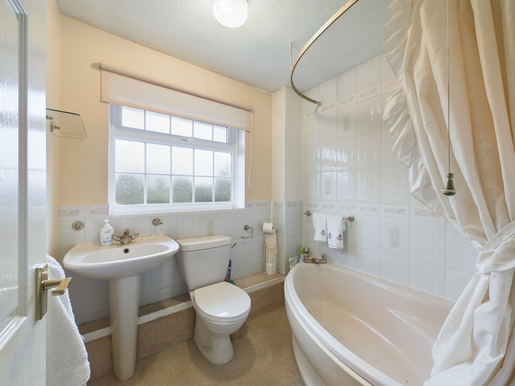 3 bed semi-detached house for sale in Broadwood Close, Horsham  - Property Image 7