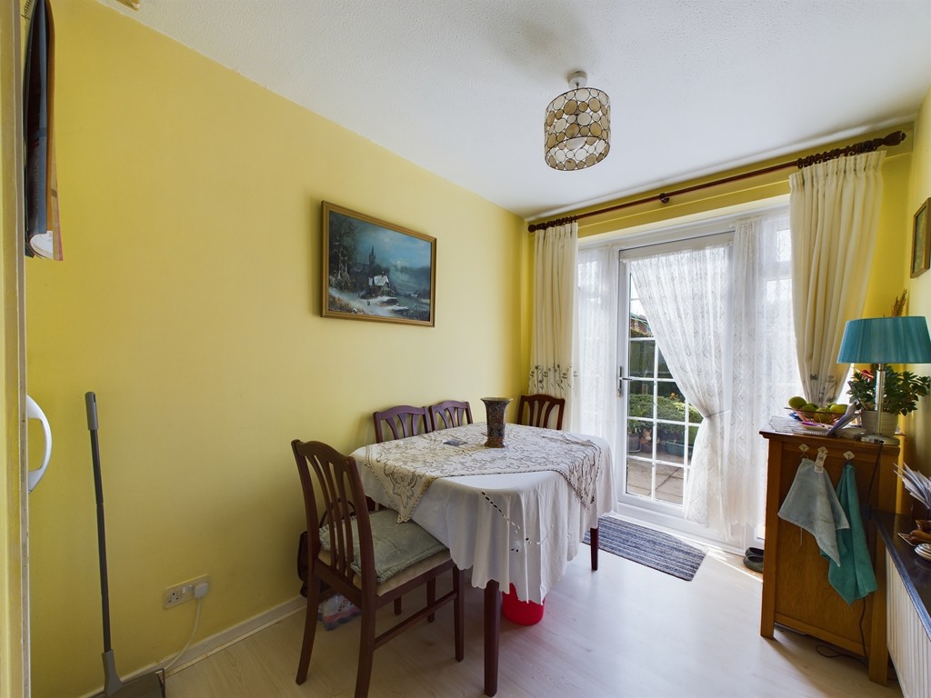 3 bed end of terrace house for sale in Brockhurst Close, Horsham  - Property Image 11