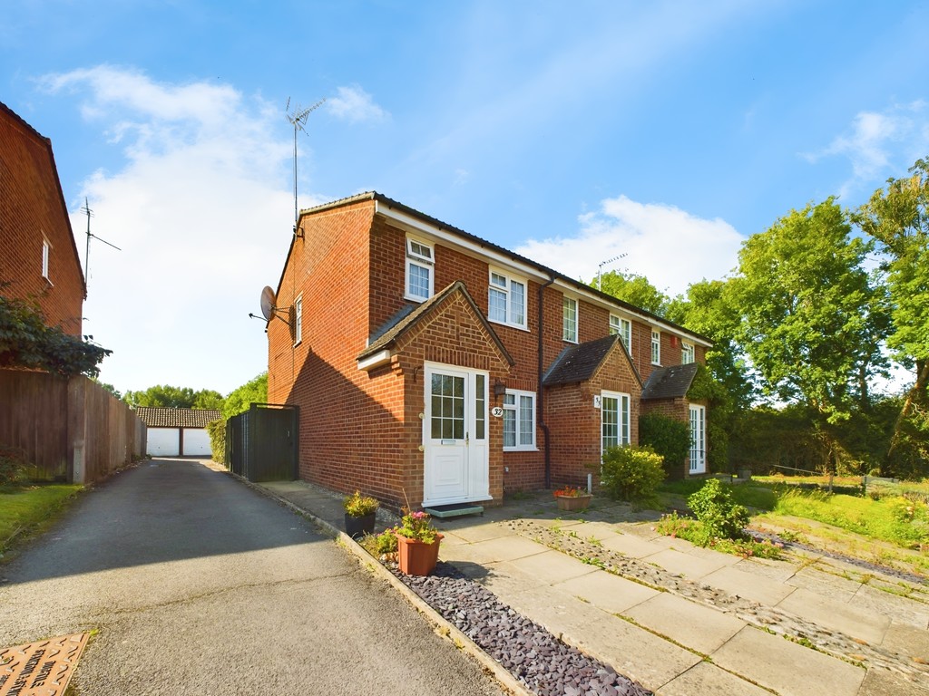 3 bed end of terrace house for sale in Brockhurst Close, Horsham  - Property Image 1