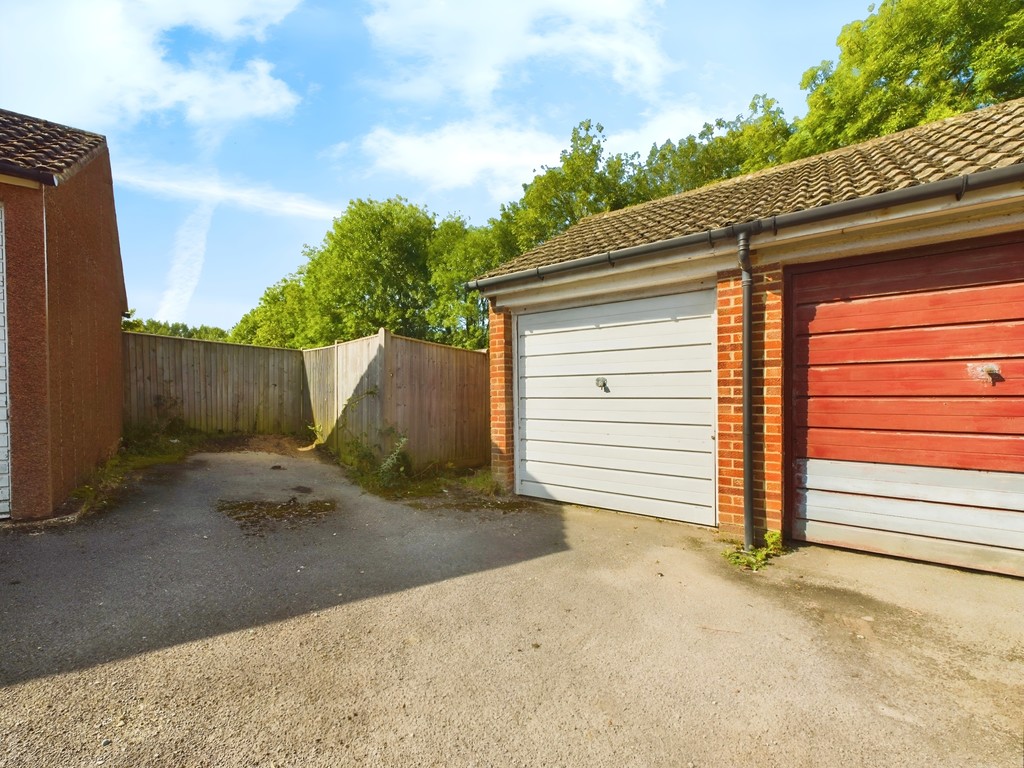 3 bed end of terrace house for sale in Brockhurst Close, Horsham  - Property Image 8