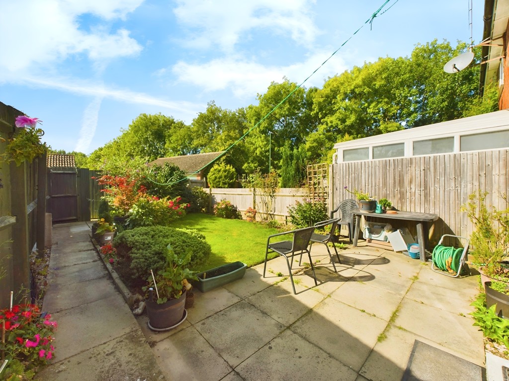 3 bed end of terrace house for sale in Brockhurst Close, Horsham  - Property Image 9