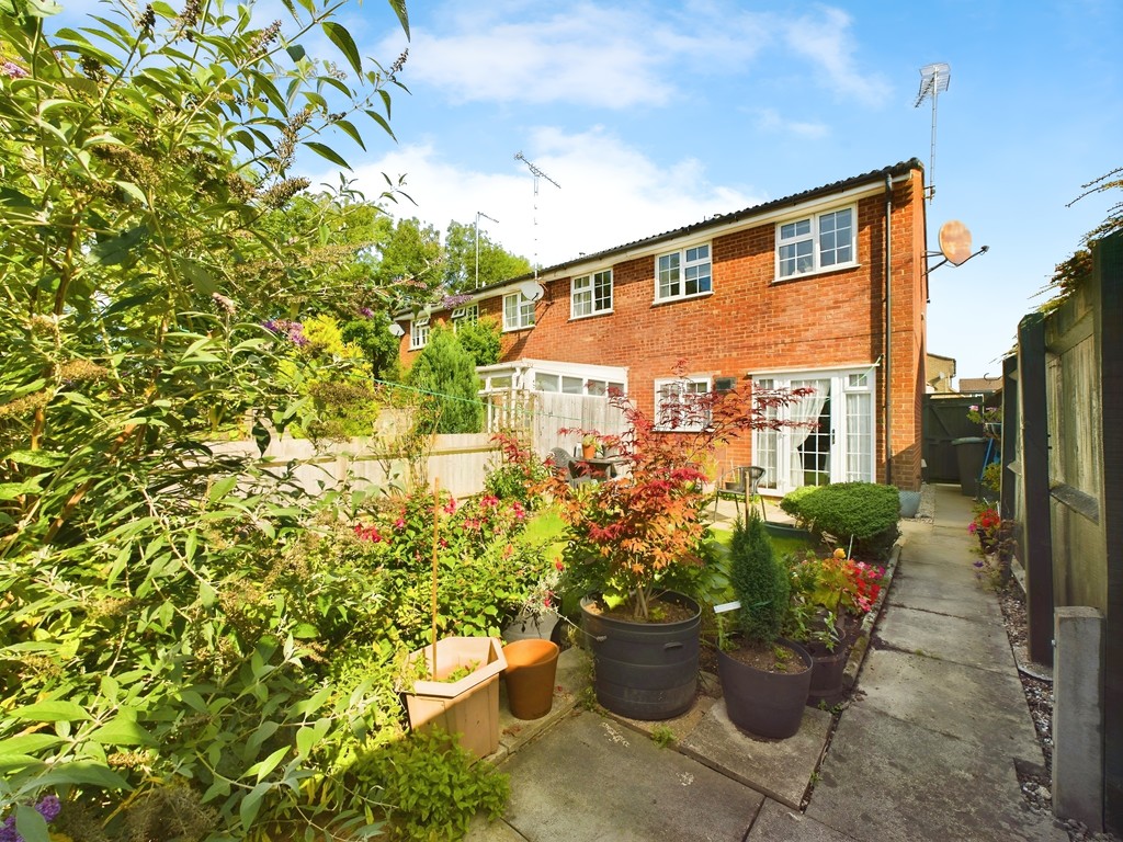 3 bed end of terrace house for sale in Brockhurst Close, Horsham  - Property Image 15