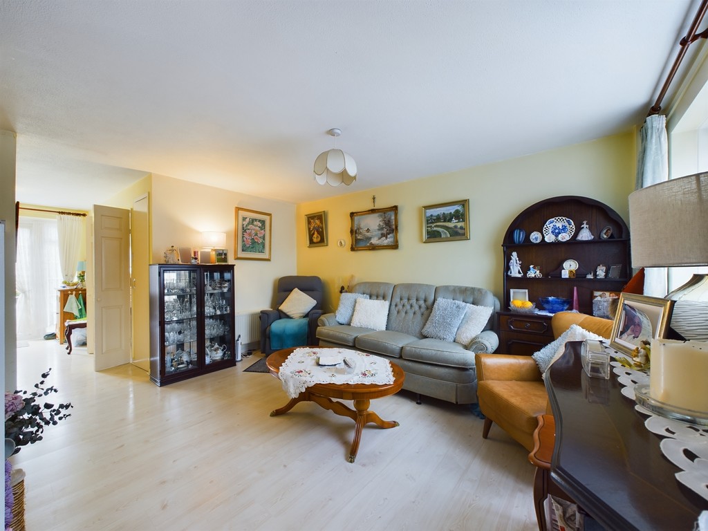 3 bed end of terrace house for sale in Brockhurst Close, Horsham  - Property Image 2