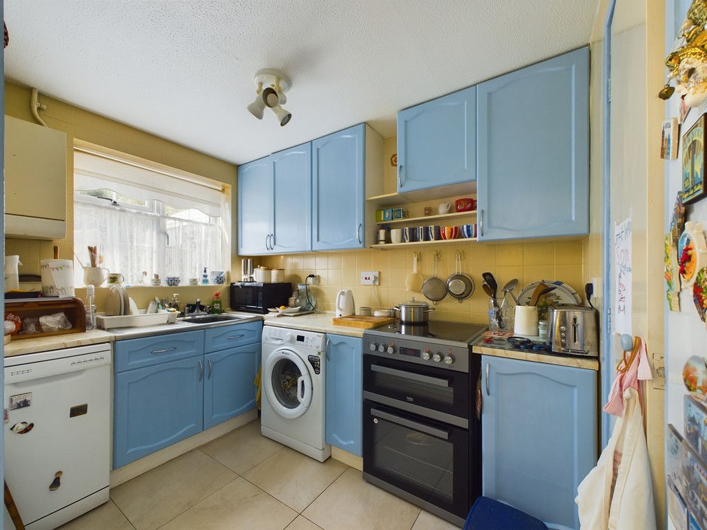 3 bed end of terrace house for sale in Brockhurst Close, Horsham  - Property Image 3