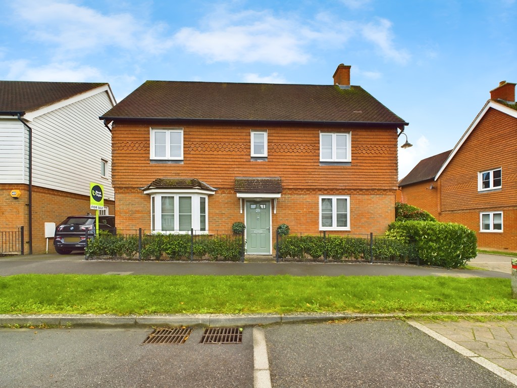 4 bed detached house for sale in Pelling Way, Horsham  - Property Image 11