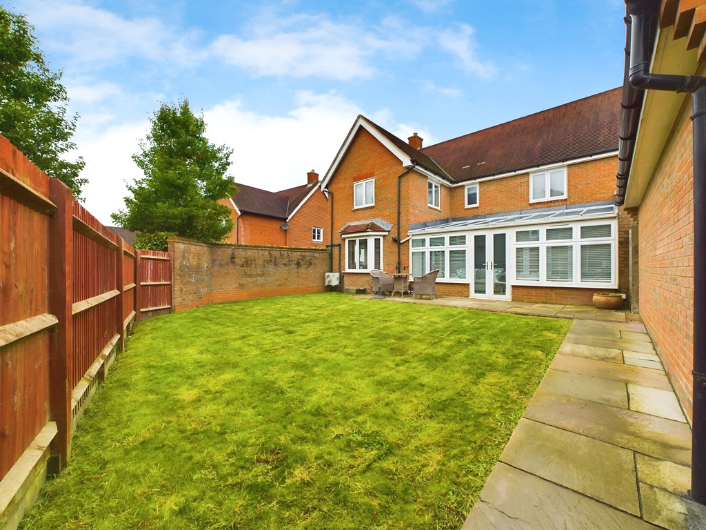 4 bed detached house for sale in Pelling Way, Horsham  - Property Image 10