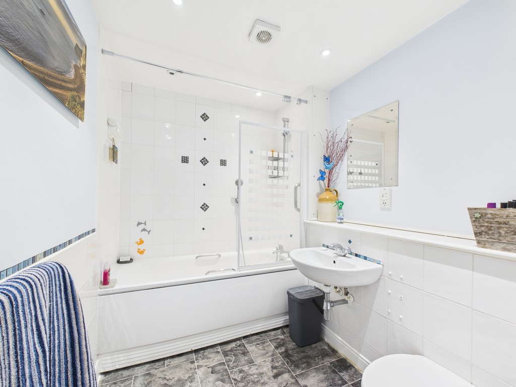 1 bed apartment for sale in Smithsfield House, Station Road , Southwater  - Property Image 4