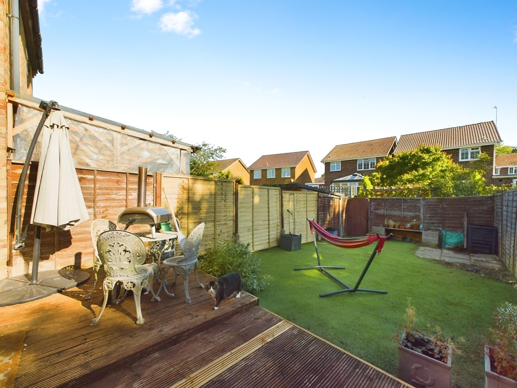 4 bed terraced house for sale in Swallowtail Road, Horsham  - Property Image 8