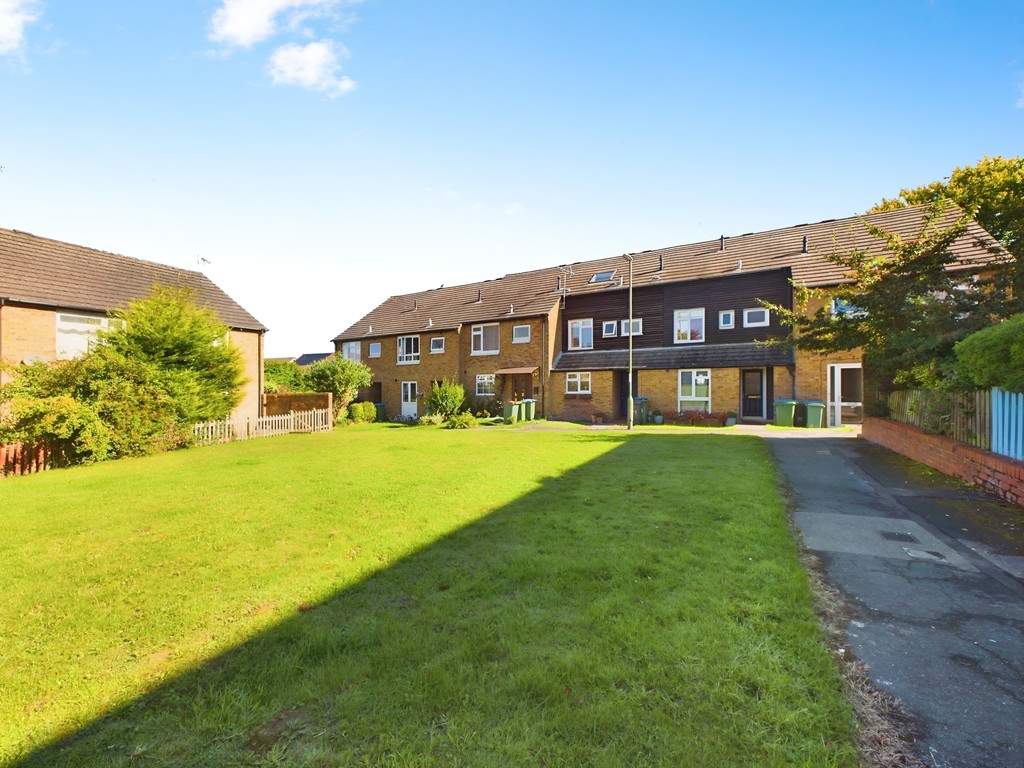 4 bed terraced house for sale in Swallowtail Road, Horsham  - Property Image 9