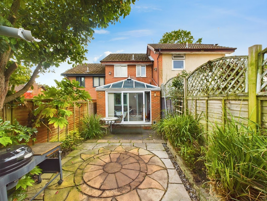 2 bed end of terrace house for sale in Gorringes Brook, Horsham  - Property Image 9