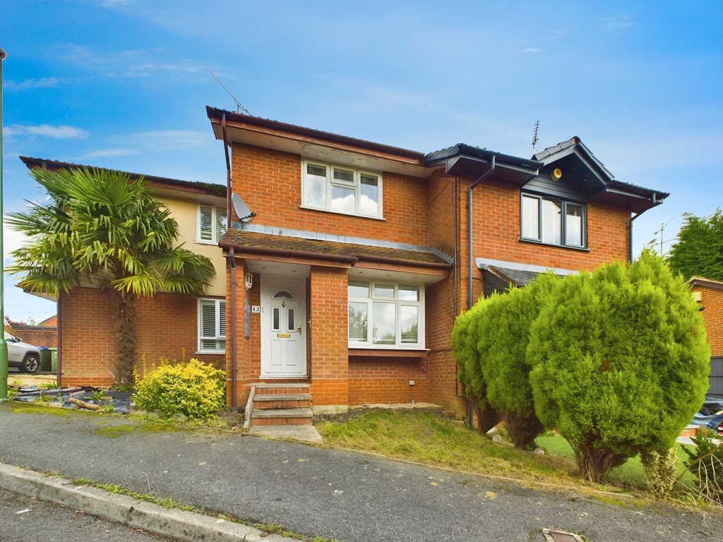 2 bed end of terrace house for sale in Gorringes Brook, Horsham  - Property Image 1