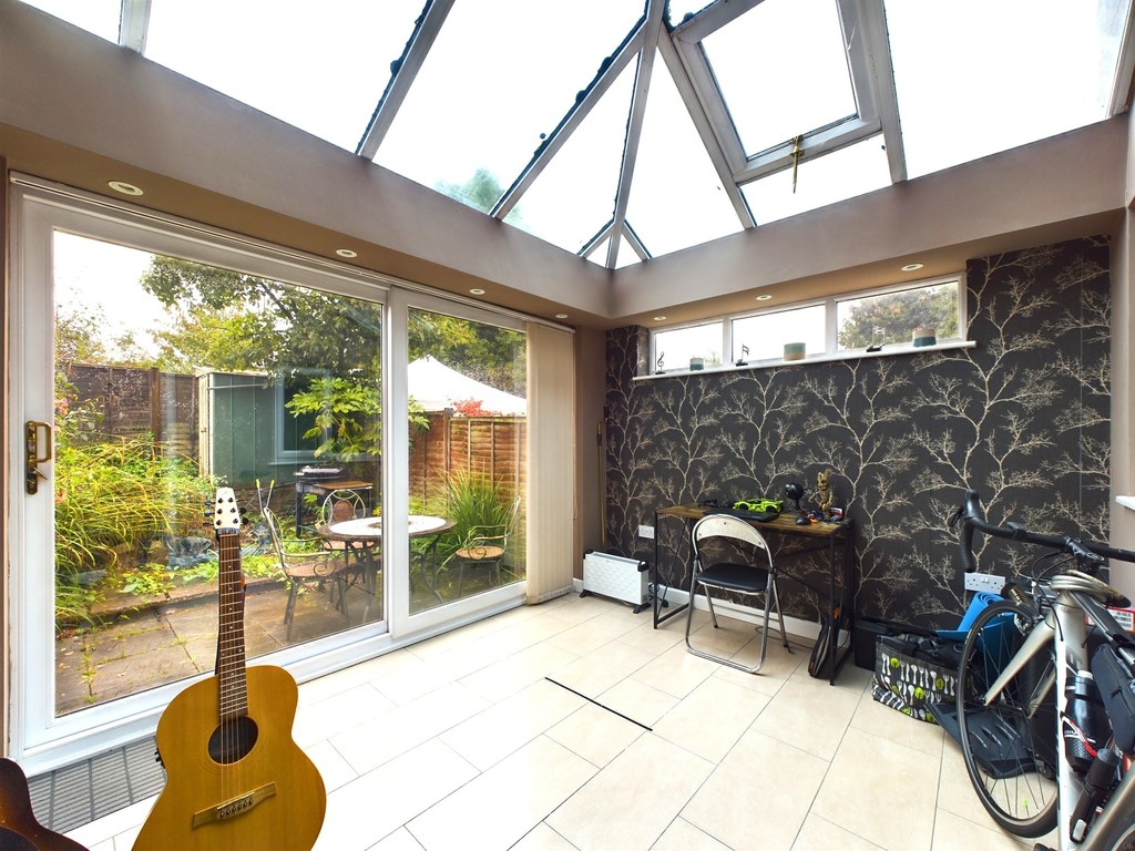 2 bed end of terrace house for sale in Gorringes Brook, Horsham  - Property Image 8