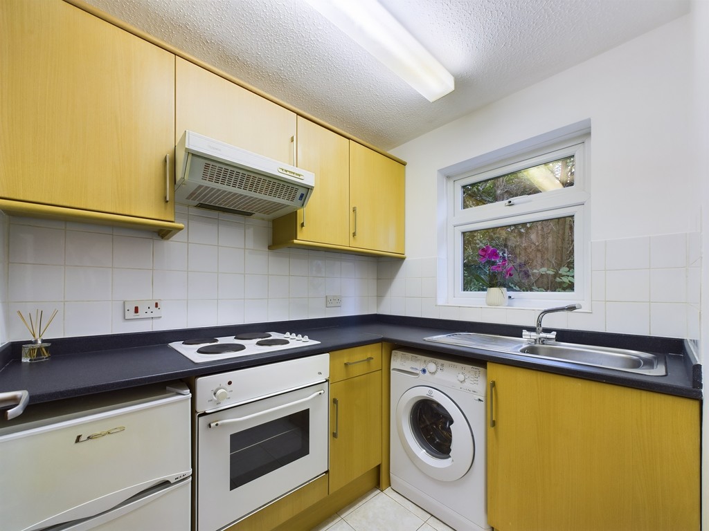 1 bed ground floor flat for sale in Gorringes Brook, Horsham  - Property Image 2