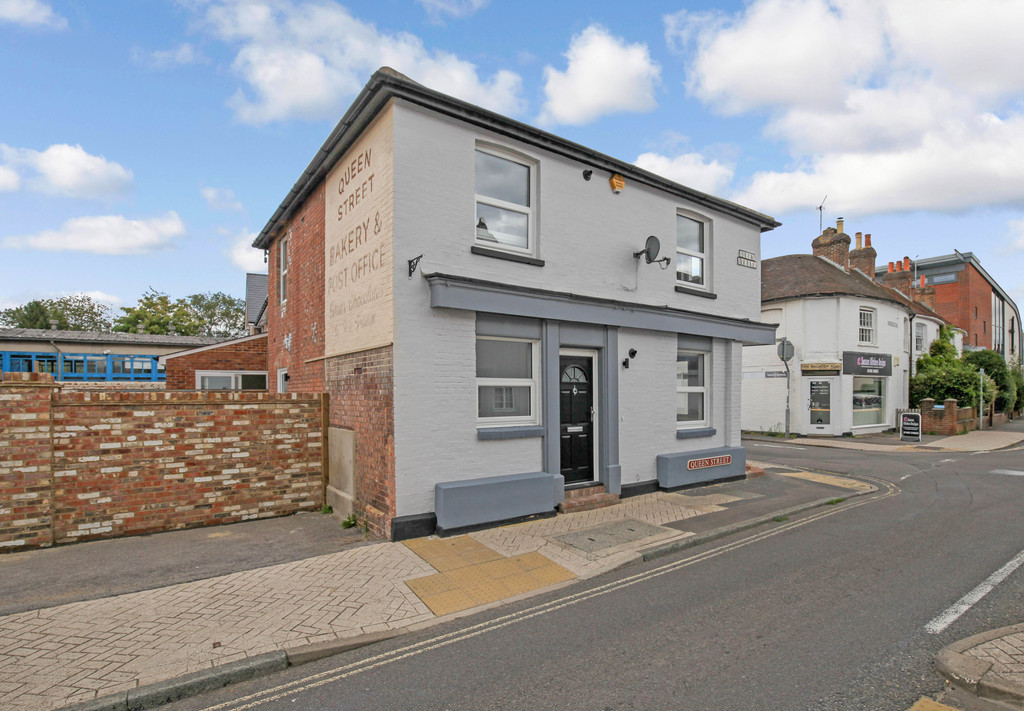 2 bed flat to rent in Queen Street, Horsham - Property Image 1