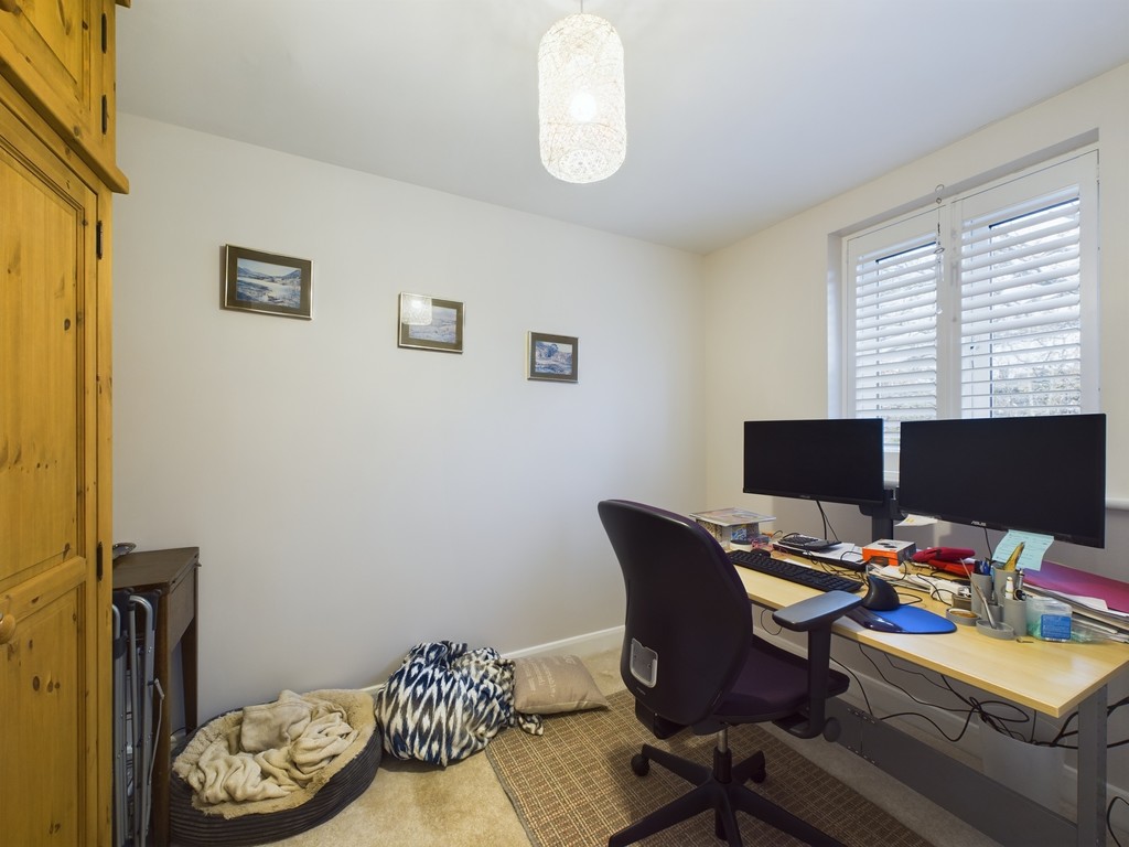 3 bed semi-detached house to rent in Staples Close, Horsham  - Property Image 10