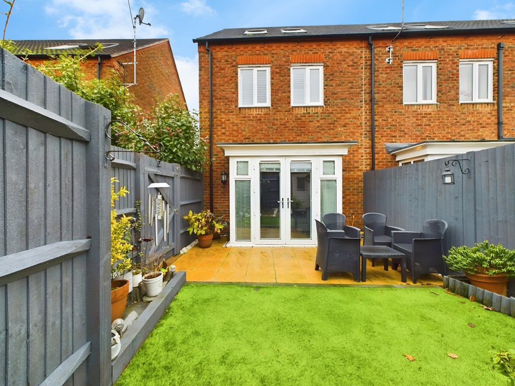 3 bed semi-detached house to rent in Staples Close, Horsham  - Property Image 14