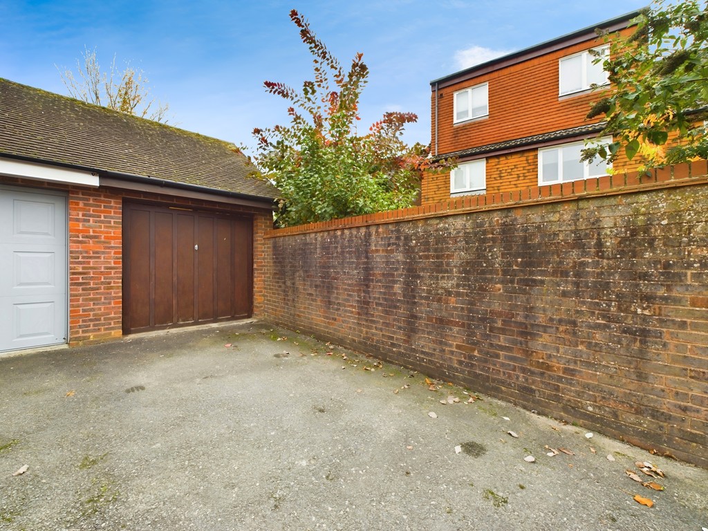 3 bed semi-detached house for sale in Earlswood Close, Horsham  - Property Image 9