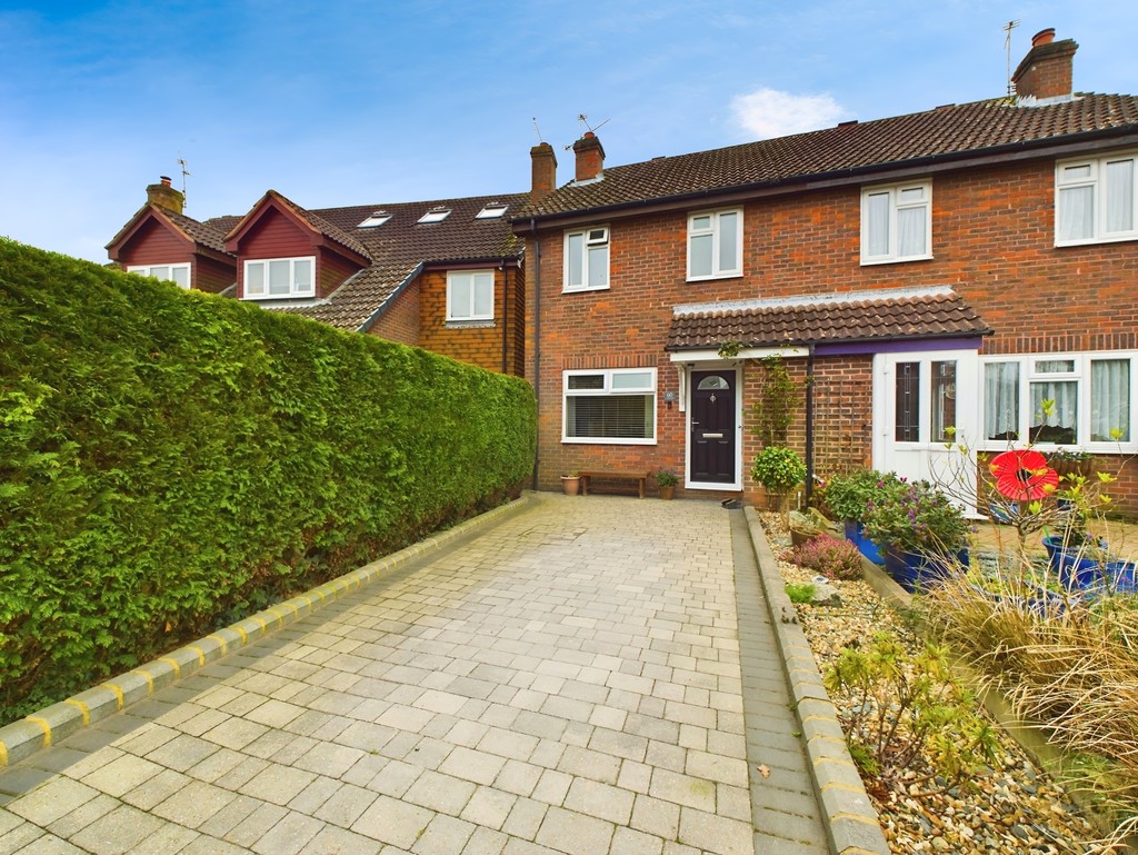 3 bed semi-detached house for sale in Earlswood Close, Horsham  - Property Image 1