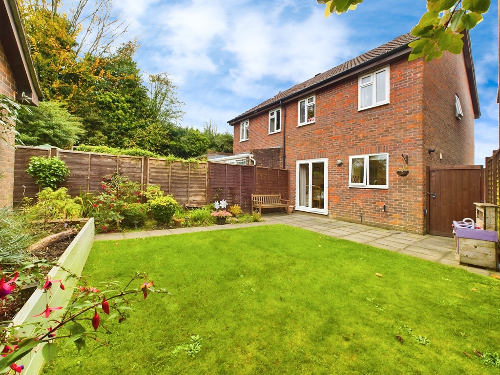 3 bed semi-detached house for sale in Earlswood Close, Horsham  - Property Image 12