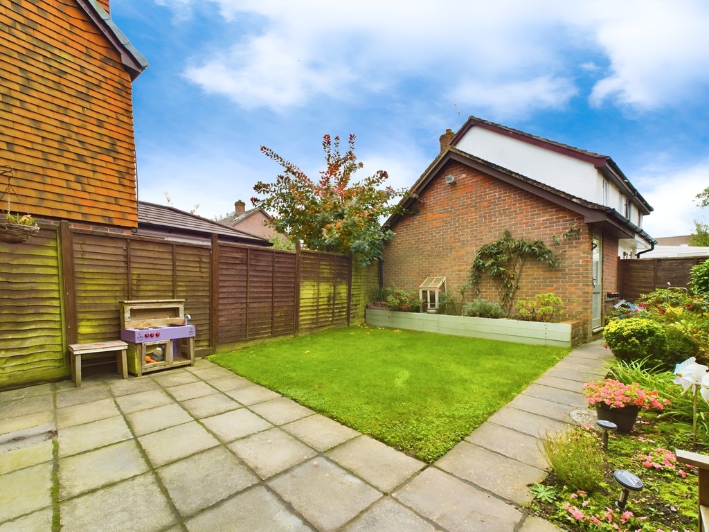 3 bed semi-detached house for sale in Earlswood Close, Horsham  - Property Image 10