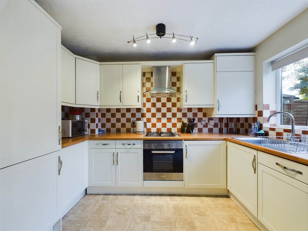 3 bed semi-detached house for sale in Earlswood Close, Horsham  - Property Image 3