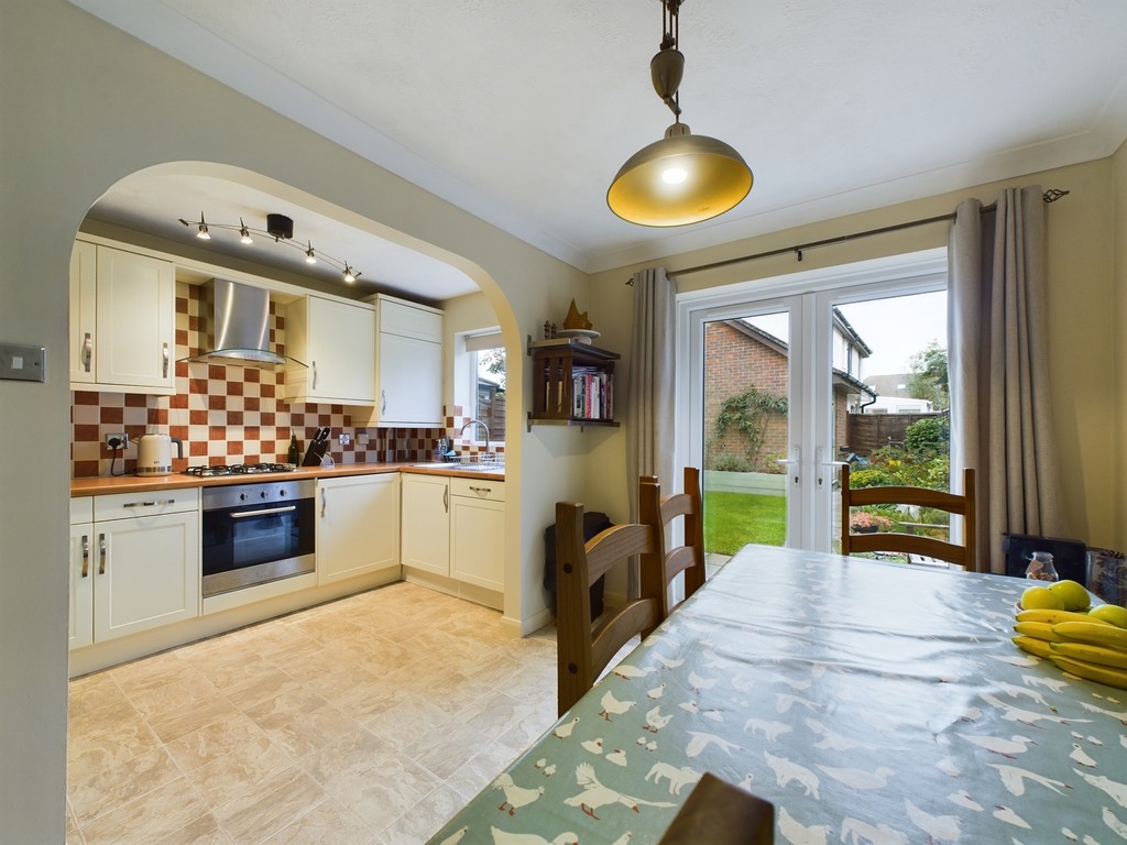 3 bed semi-detached house for sale in Earlswood Close, Horsham  - Property Image 4