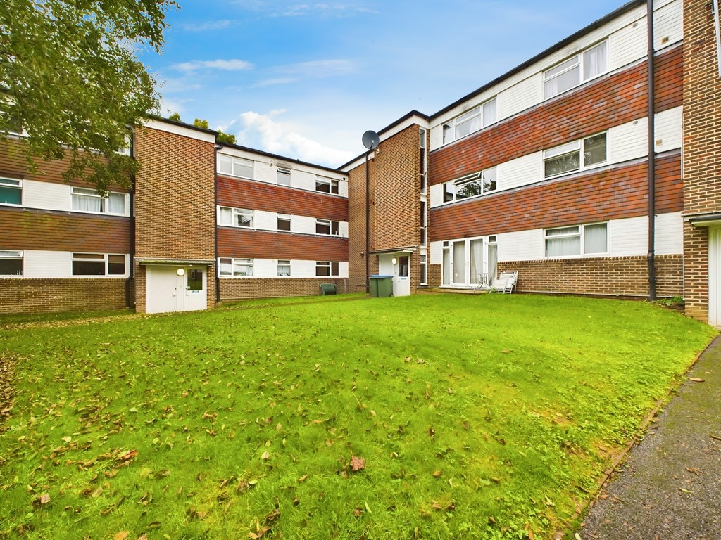 2 bed apartment for sale in Fender House, Horsham  - Property Image 10