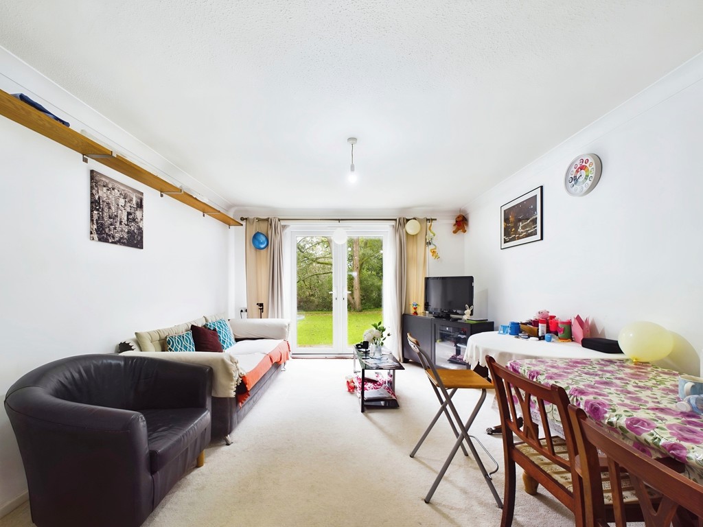 2 bed apartment for sale in Fender House, Horsham  - Property Image 2