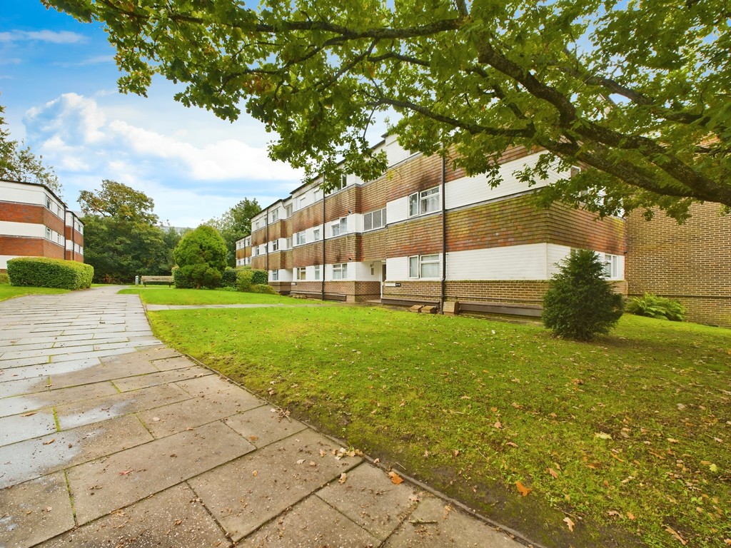 2 bed apartment for sale in Fender House, Horsham  - Property Image 4