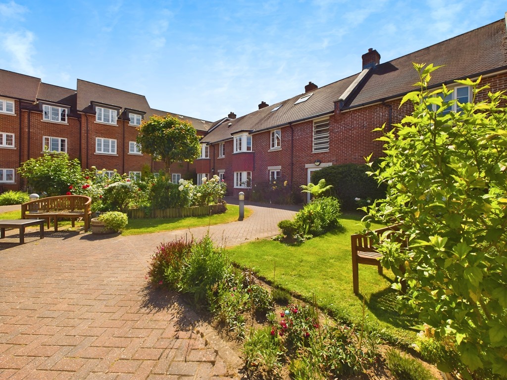 2 bed apartment to rent in Brighton Road, Horsham